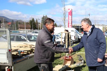 Zasaditev dreves med regionalno cesto in centrom Mercator 01 Foto Ljubo Vukelič
